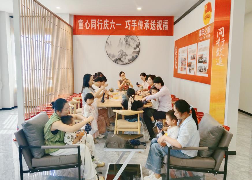 亲子共制艾草锤。黄山高速公路管理中心供图