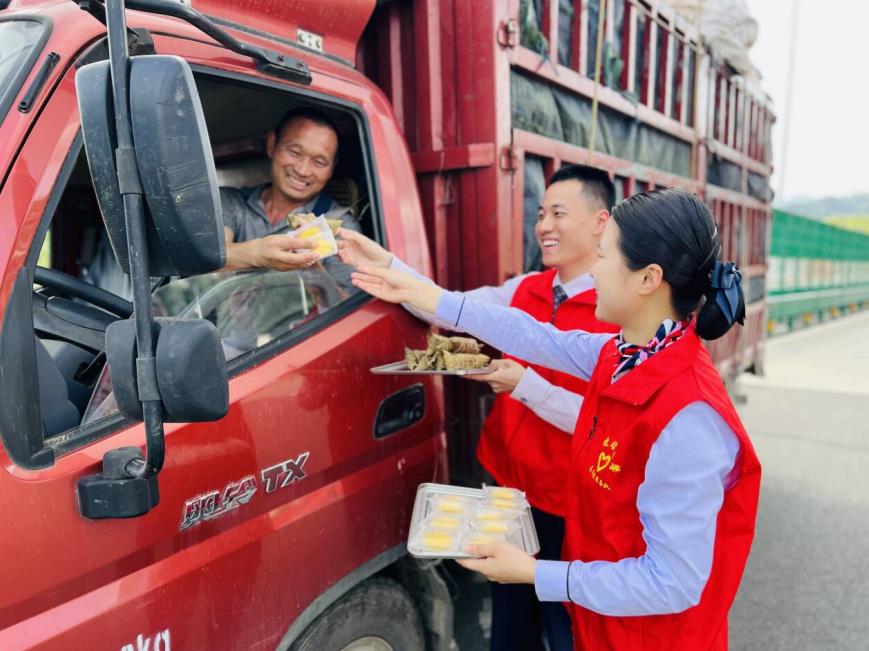 收费站工作人员为司乘送去端午祝福。黄山高速公路管理中心供图
