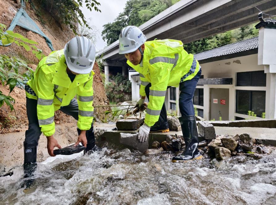 全力保障路网畅通。安徽交控集团黄山管理中心供图