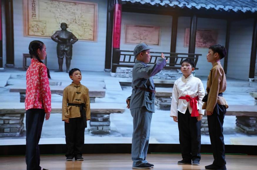 天長市第一小學學生表演“羅炳輝將軍故事”情景劇。周炳東攝