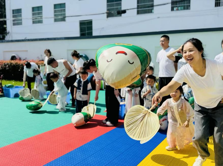 徽州區示范幼兒園內，親子開展“快樂夾粽子”“‘粽’情協作”等趣味游戲。