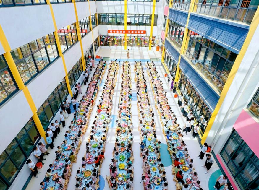 徽州區鳳山幼兒園舉行“長桌宴”活動。