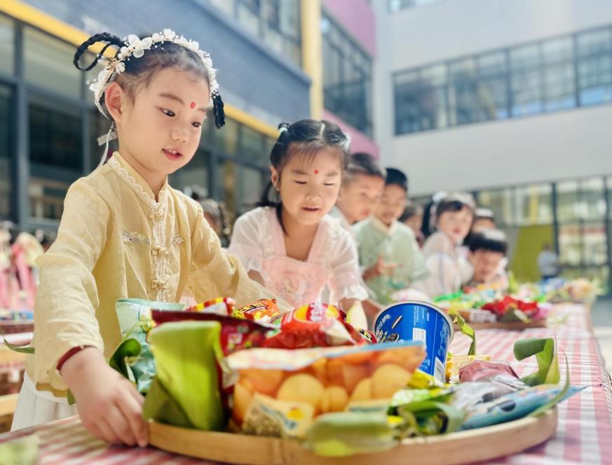 徽州區鳳山幼兒園舉行“長桌宴”活動。