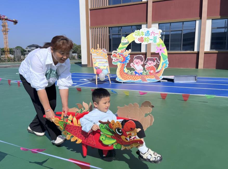 徽州區豐樂幼兒園內，親子進行旱地龍舟趣味項目。