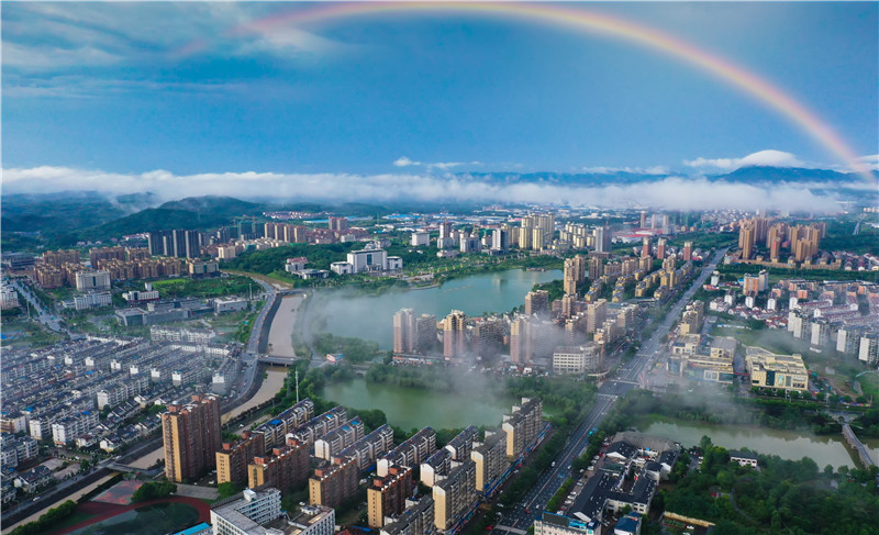 雨后霍山县城 。梅少武摄
