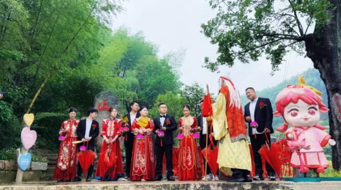 5月20日，徽州區靈山景區舉行“情定靈山”集體婚禮。