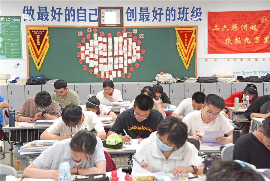 高三學生在教室裡認真完成高中階段最后一堂晚自習課。