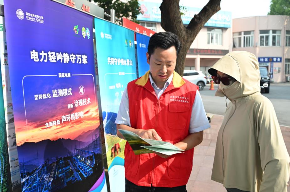 搭台宣傳。陶洋攝