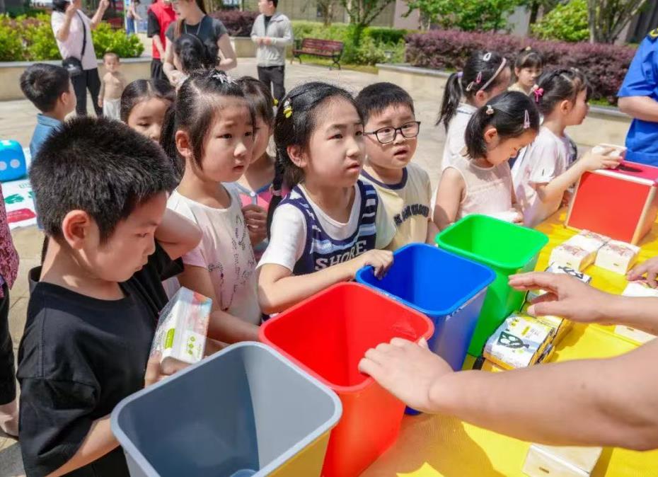 小朋友们认真学习垃圾分类知识。