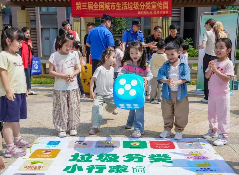 小朋友们一边玩游戏，一边学习垃圾分类知识。