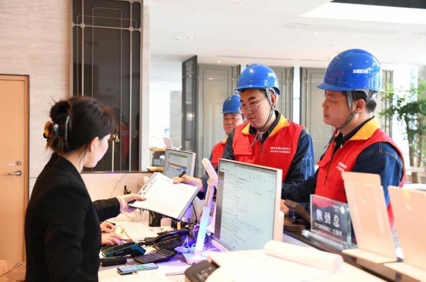 6月4日，馬鞍山供電公司皖美共產黨員服務隊上門對高考考點周邊的酒店、賓館等場所的配電設施進行全方位巡視檢查。李昌兵攝