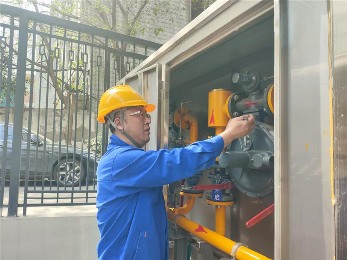 燃氣工作人員檢查考點周邊燃氣設施。