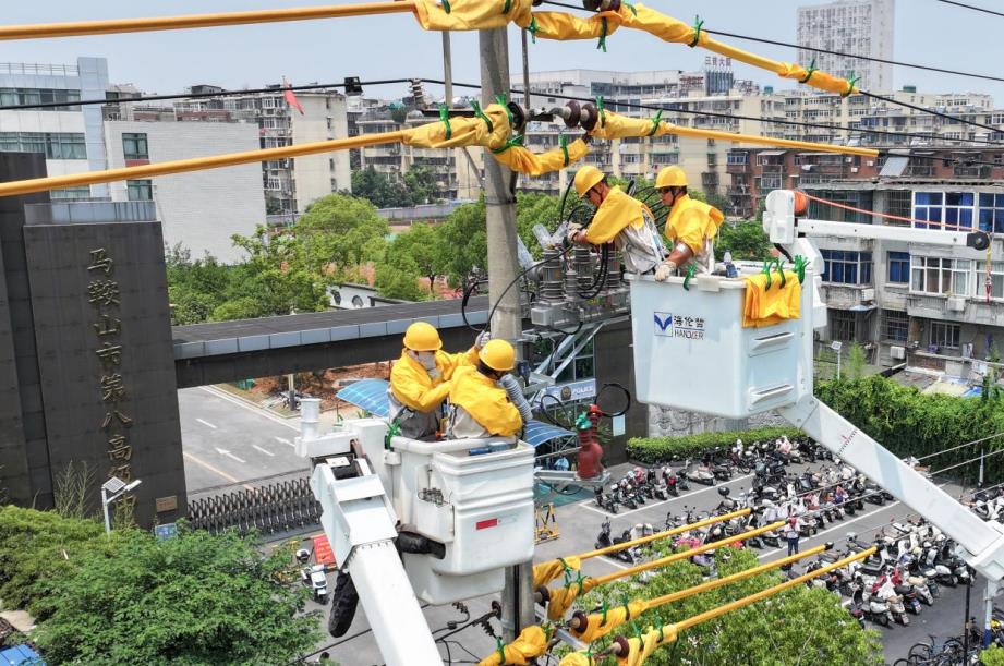 5月26日，馬鞍山供電公司帶電開展馬鞍山市第八中學雙電源升級改造工作，“電”亮考生逐夢路。陶洋攝