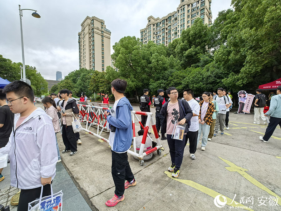 合肥市五十中学天鹅湖教育集团天鹅湖校区考点。人民网记者 汪瑞华摄