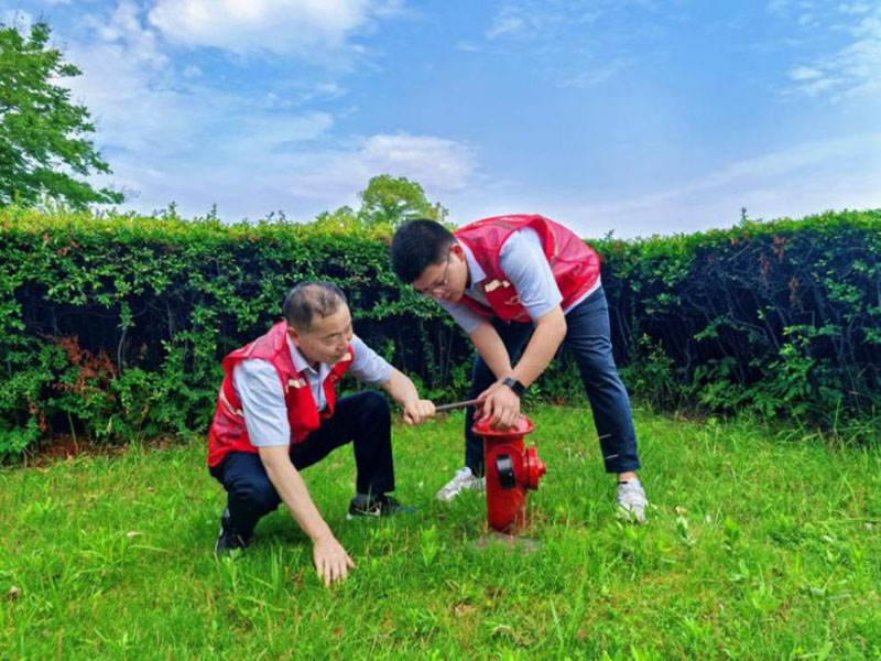 分公司运维人员检查校内消火栓。合肥水务集团供图