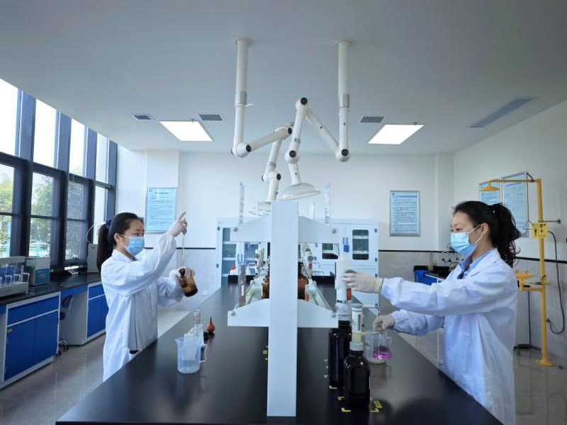 水厂化验员检测水质。合肥水务集团供图