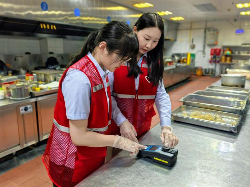 水质化验员进校检测食堂水质。合肥水务集团供图