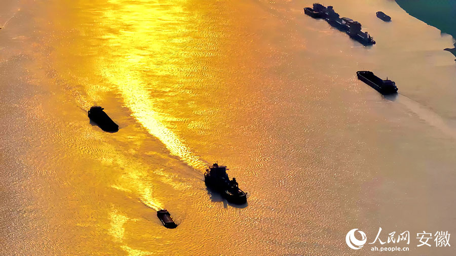 长江芜湖段，在夕阳余晖的映照下，落日熔金，水天一色。人民网 郭昊摄