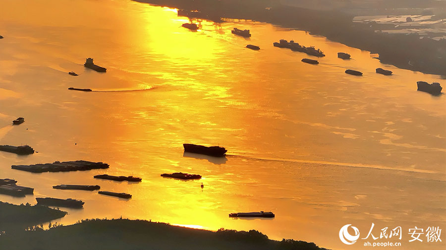长江芜湖段，在夕阳余晖的映照下，落日熔金，水天一色。人民网 郭昊摄