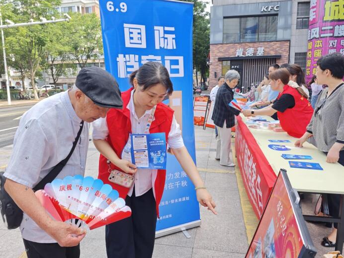 該館工作人員向市民介紹檔案裡的故事。