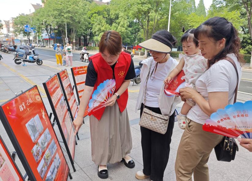 該館工作人員向前來參觀的市民詳細講解展板的內容。