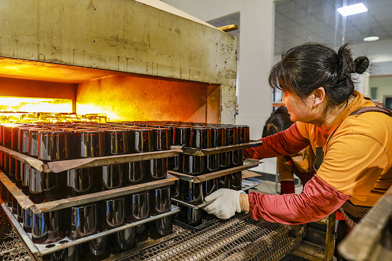 2025年6月6日，安徽高键工艺品有限公司生产车间，工人在赶制出口国外的玻璃工艺品。