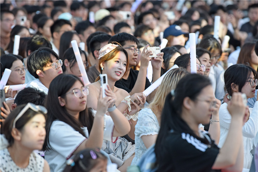 安徽理工大學大學生在校園“草地音樂節”上享受音樂。
