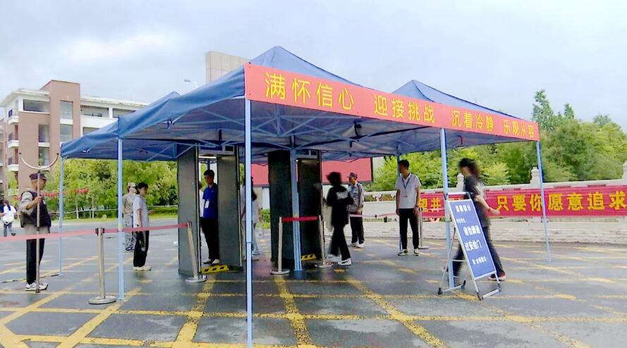 考生有序通过安检门进入考场。寿县融媒体中心供图