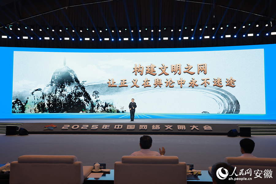 安徽省公安廳法醫、作家秦明作主題演講。人民網記者 王曉飛攝