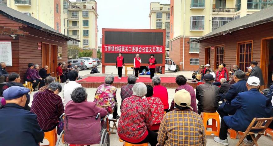 为助力乡村文化振兴，濉溪县刘桥镇、百善镇关工委组织两镇“五老”文艺宣传队在刘桥镇彭楼村幸福邻里奉献一台文化大餐，受到群众好评。郑明礼供图