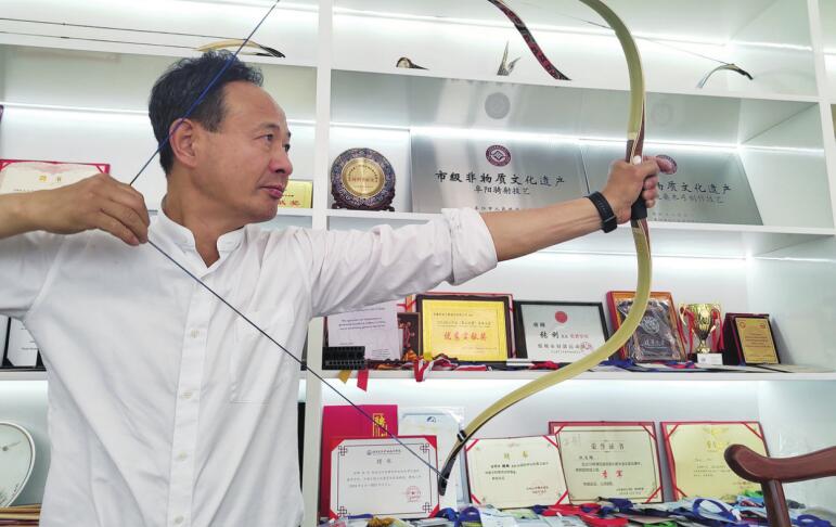 阜阳传统桑木弓制作技艺第五代传人、非遗代表性传承人张利。