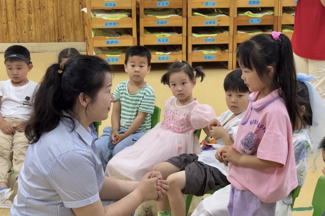 刘慧与和谐花园幼儿园小朋友互动。合燃华润燃气供图