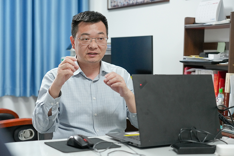刘东为研究生讲解GAONet相关知识。朱晓桐摄