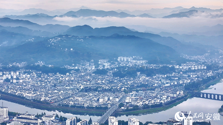 徽州古城與遠處的山巒相映成輝。人民網 郭昊攝