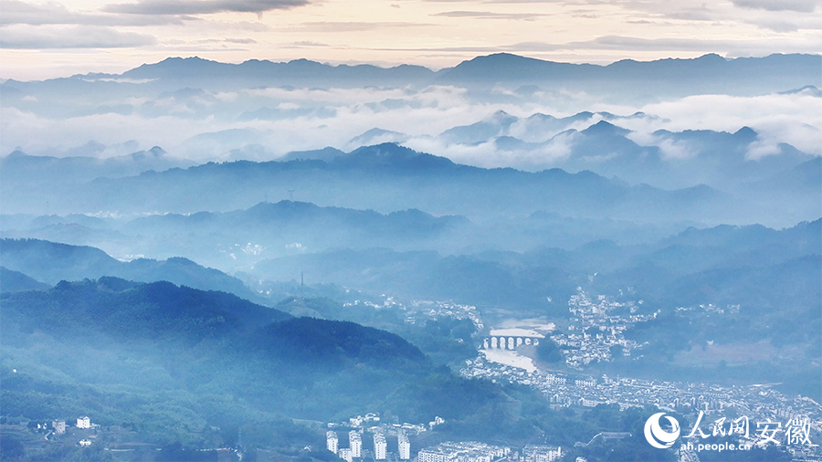 徽州古城與遠處的山巒相映成輝。人民網 郭昊攝