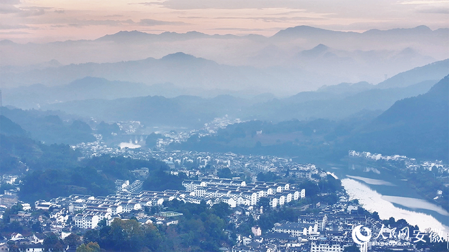 雨后徽州古城美如畫。人民網 郭昊攝