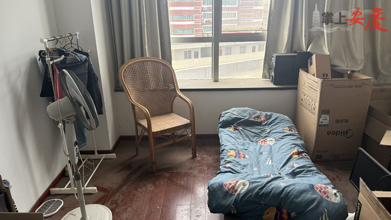 办公室一角的折叠床