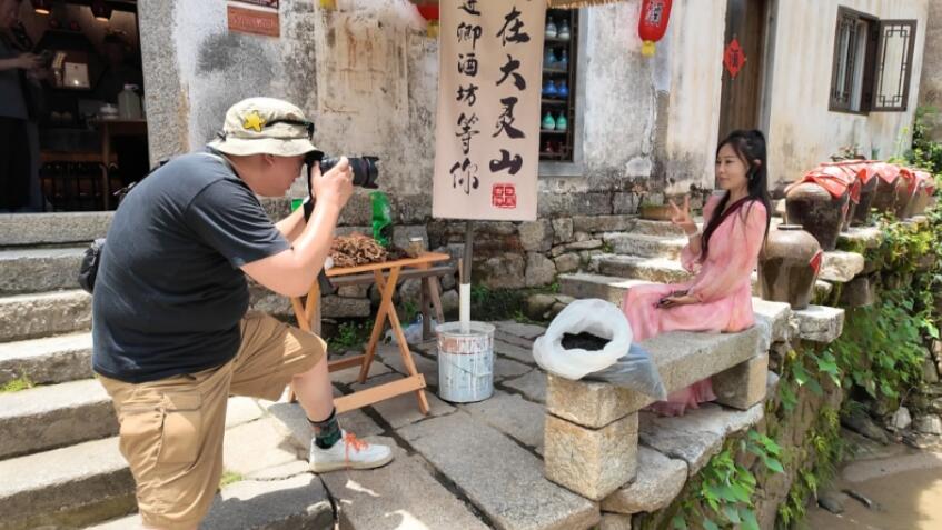 网络名人在灵山村打卡拍照。