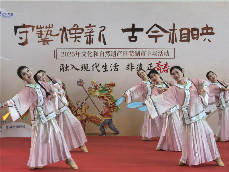启动仪式上演绎的非遗舞蹈《铁画传奇》。人民网记者 汪瑞华摄