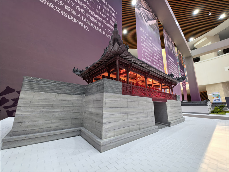 现场展出的省级文物保护单位衙署前门。人民网记者 汪瑞华摄