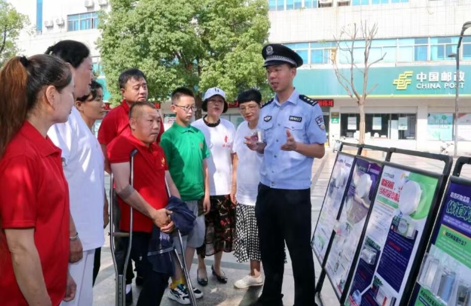 安徽颍上開展“無償獻血+禁毒”主題宣傳活動。