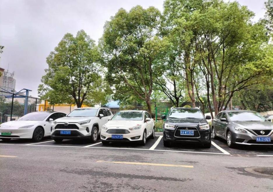 小區改造后，車輛有序停放在車位。