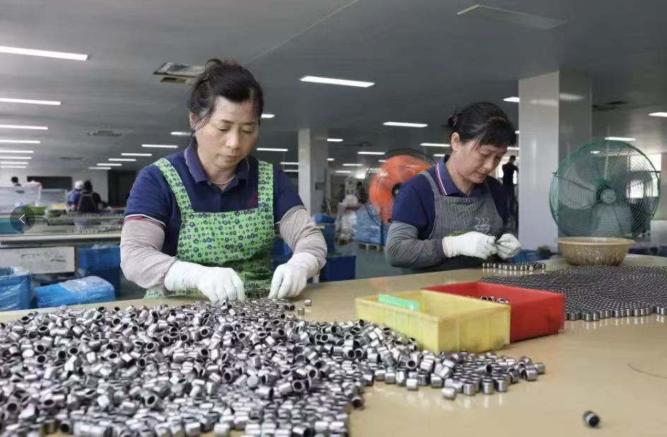 工人在進行生產設備安裝調試。