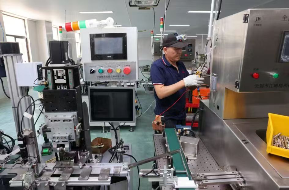 工人在進行生產設備安裝調試。