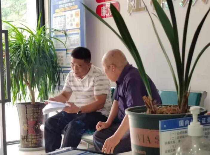 临泉县邢塘街道王楼社区书记刘渊接待来访群众。