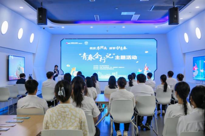 光大银行无锡分行在无锡超算中心为太湖学院学生讲解金融知识。