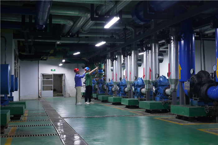 合肥熱電集團管網運行人員檢查制冷設備運行情況。合肥熱電供圖