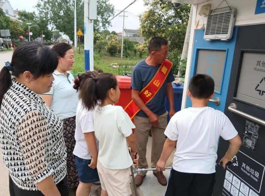 宣講活動結束后，雷明寶給居民們介紹垃圾分類知識，倡導大家共同踐行和宣傳垃圾分類。