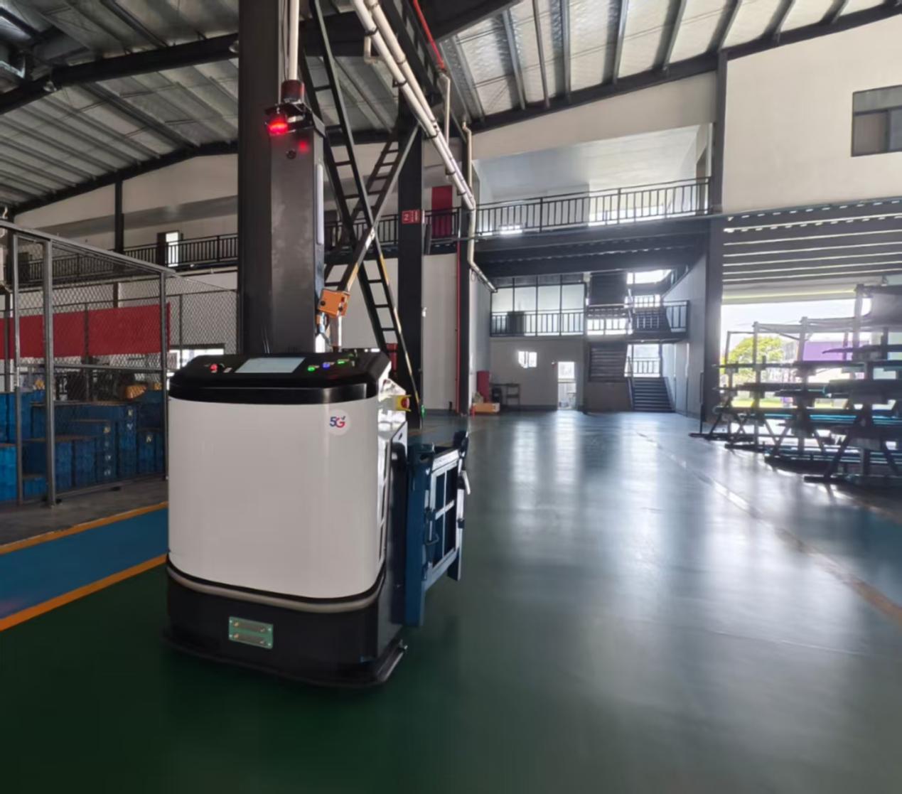 AGV智能无人小车正在将物料配送至指定工区。