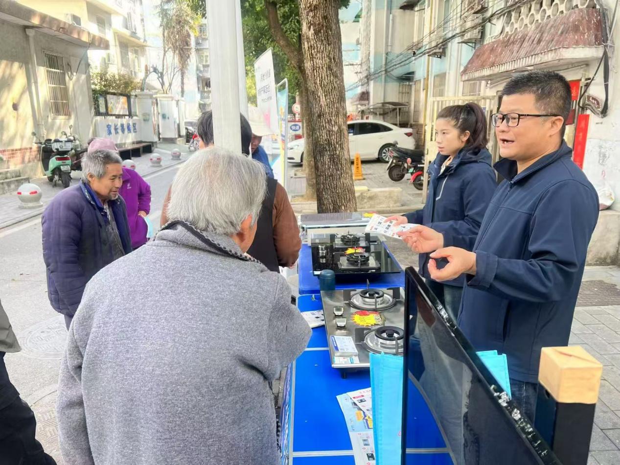 全國勞動模范吳雄飛向居民科普燃氣安全知識。合燃華潤燃氣供圖